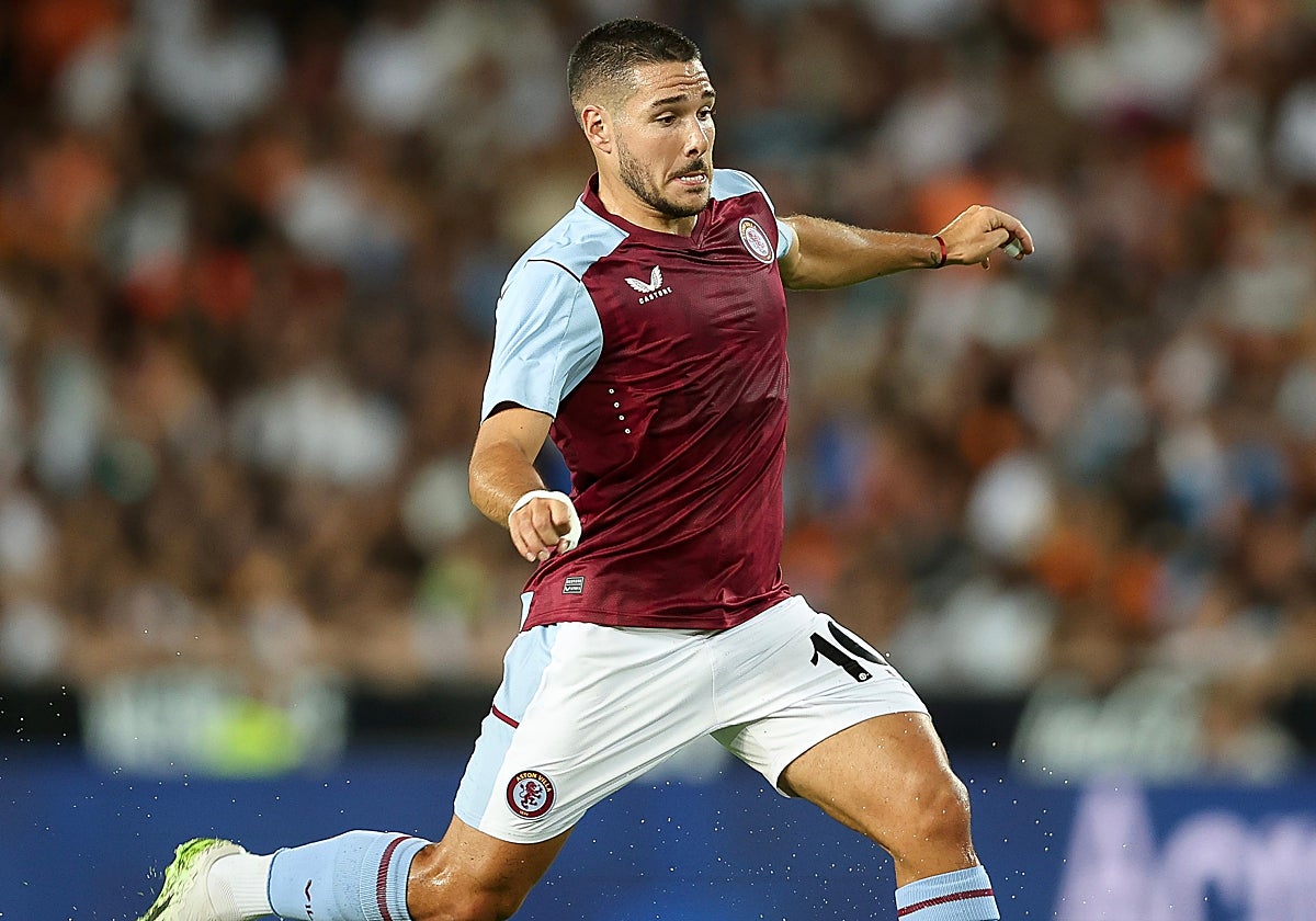 Emiliano Buendía en un partido con el Aston Villa.