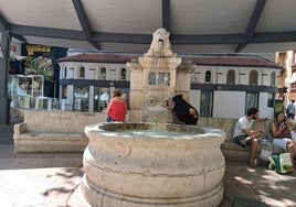 Un hombre se refresca en una de las fuentes de Xàtiva.