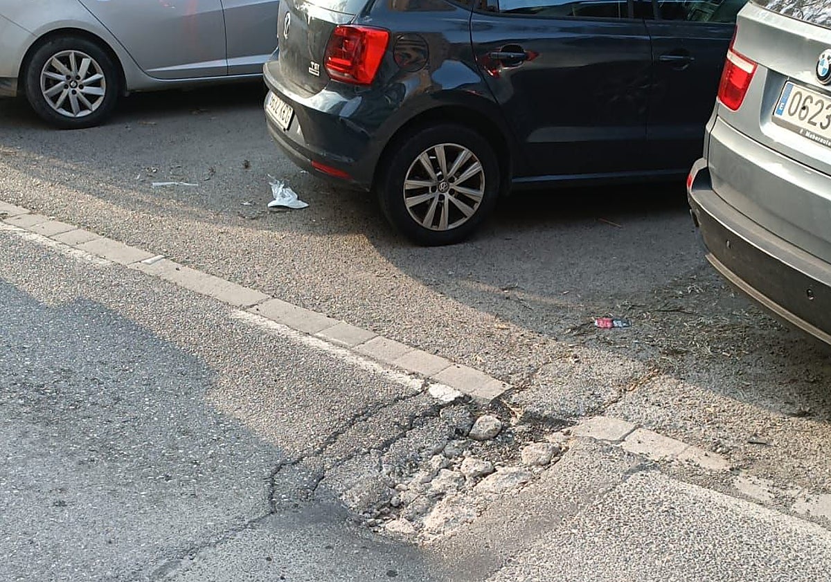 Imagen principal - Bache en carril auxiliar de la avenida del Cid con Marconi y agujero en la calzada en la avenida de Campanar, junto al nuevo centro de salud.