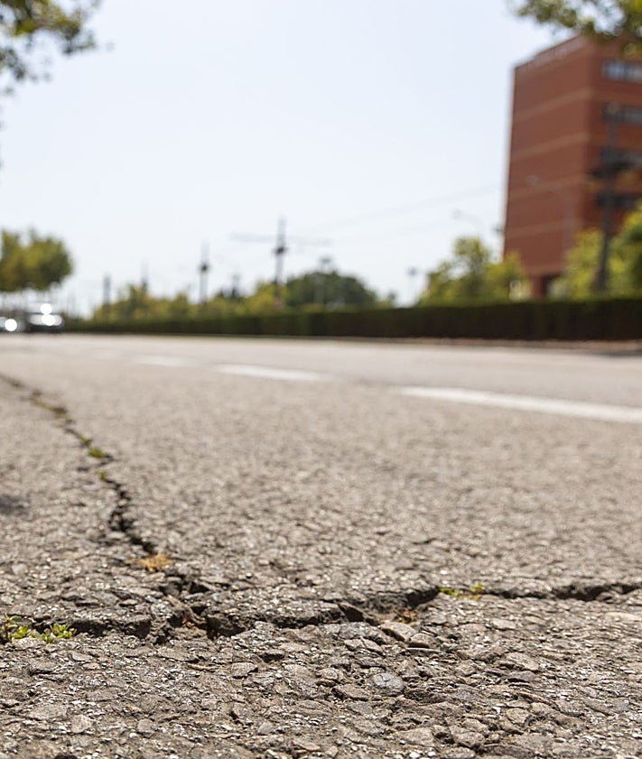 Imagen secundaria 2 - Pintura actual y la antigua en la calzada de la calle Colón; parches en la Gran Vía y avenida del Tarongers.
