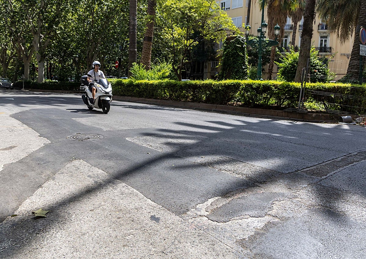 Imagen secundaria 1 - Pintura actual y la antigua en la calzada de la calle Colón; parches en la Gran Vía y avenida del Tarongers.