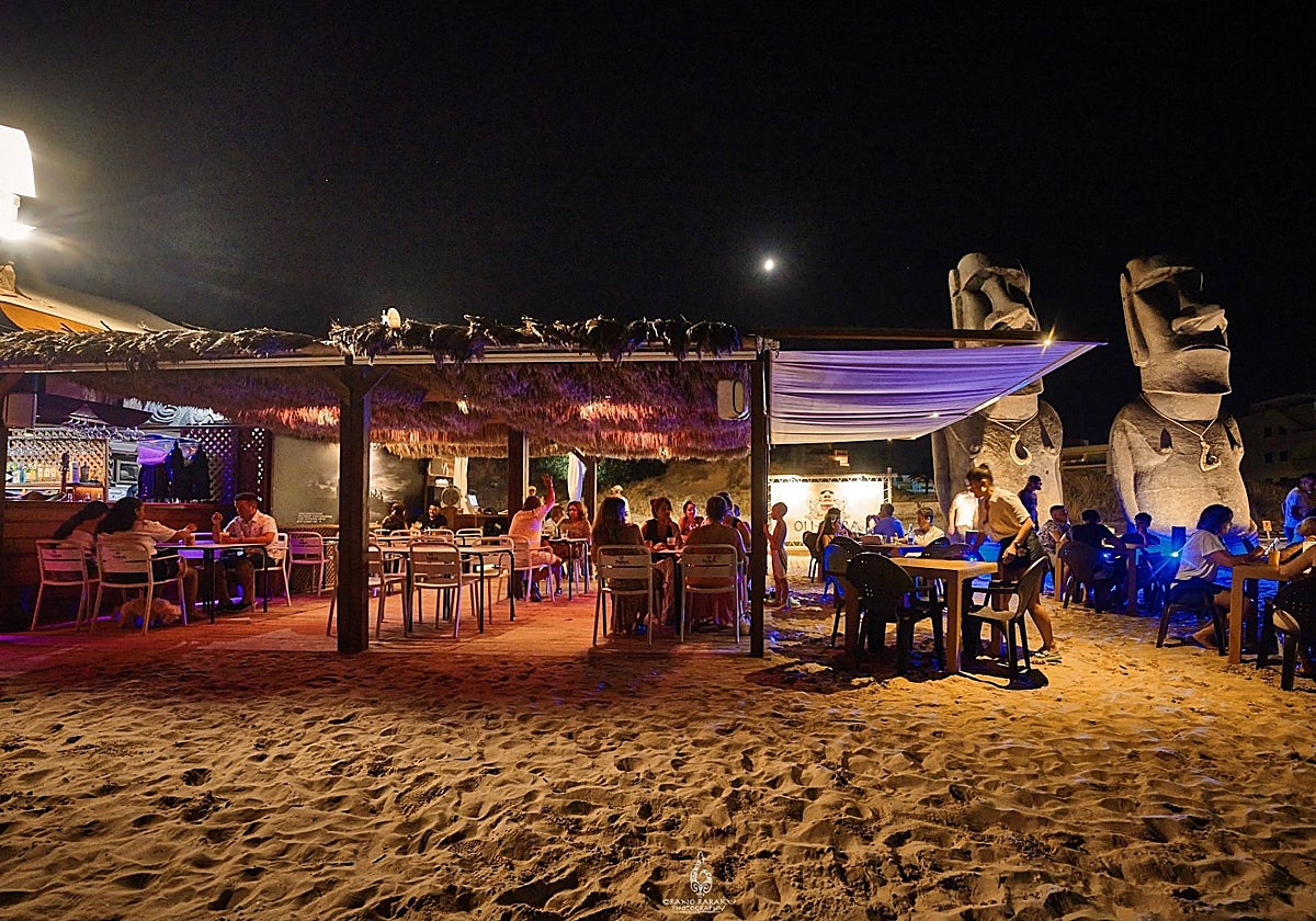 El chiringuito Oli-ba-ba, situado en la playa de Oliva, durante una cena de este verano.