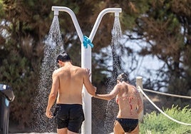 La gente acude a la playa para combatir el calor.