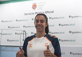 Marija Lekovic pasando las pruebas médicas con Valencia Basket.