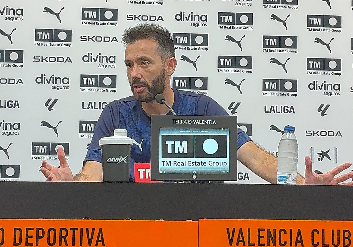 Corberán durante su primera rueda de prensa de la temporada.