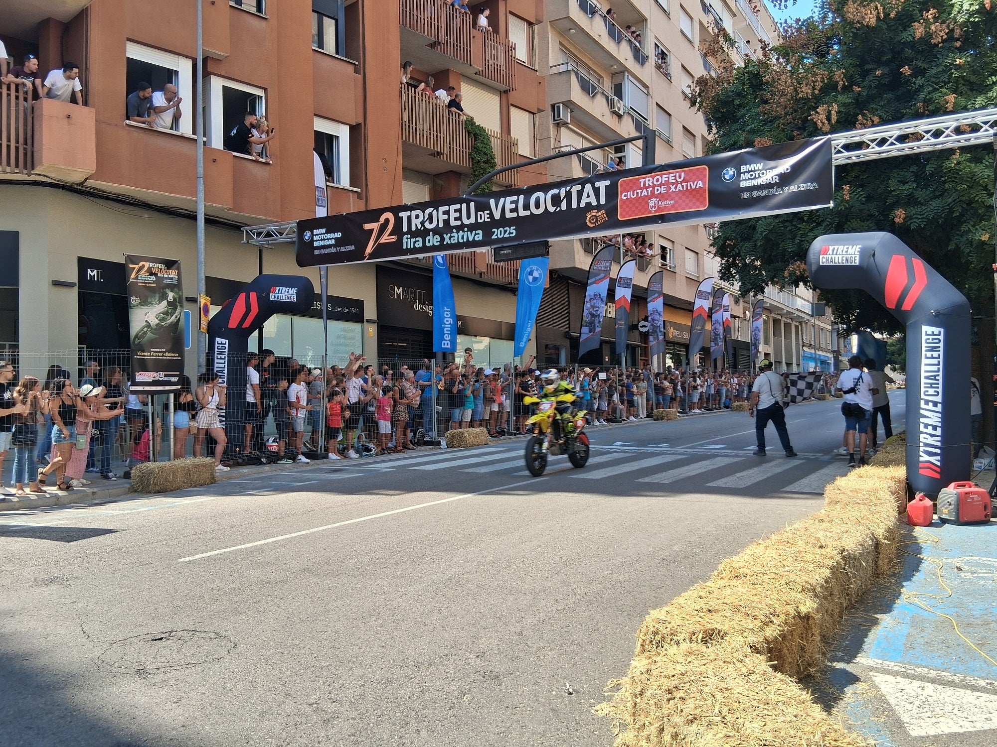 Arriba, momento de una de las carreras.. Abajo, el recinto ferial lleno de gente.