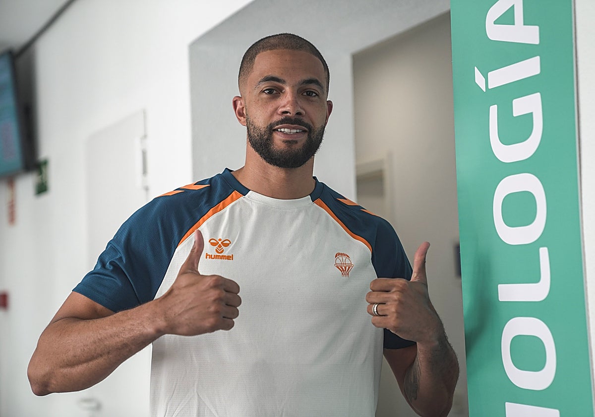 Darius Thompson pasando las pruebas médicas con el Valencia Basket.