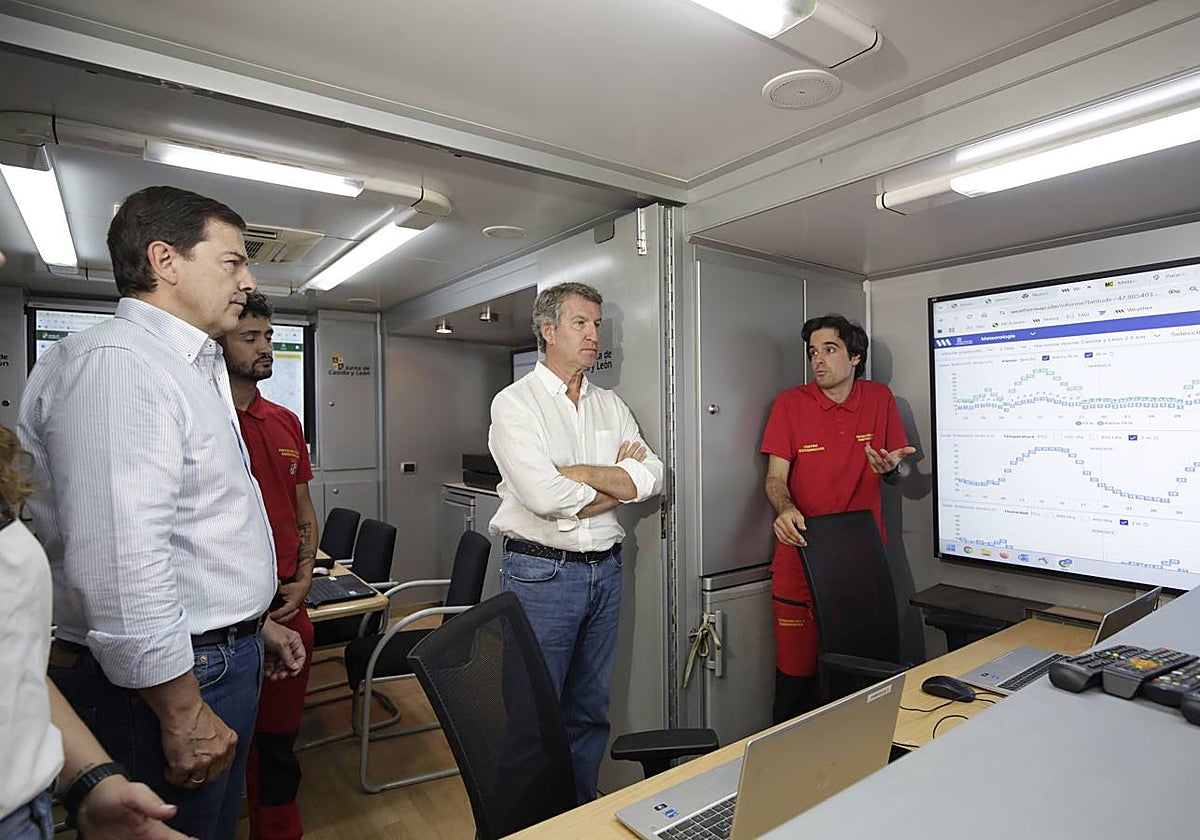 Alberto Núñez Feijóo, en un puesto de mando durante los incendios en Castilla y León.