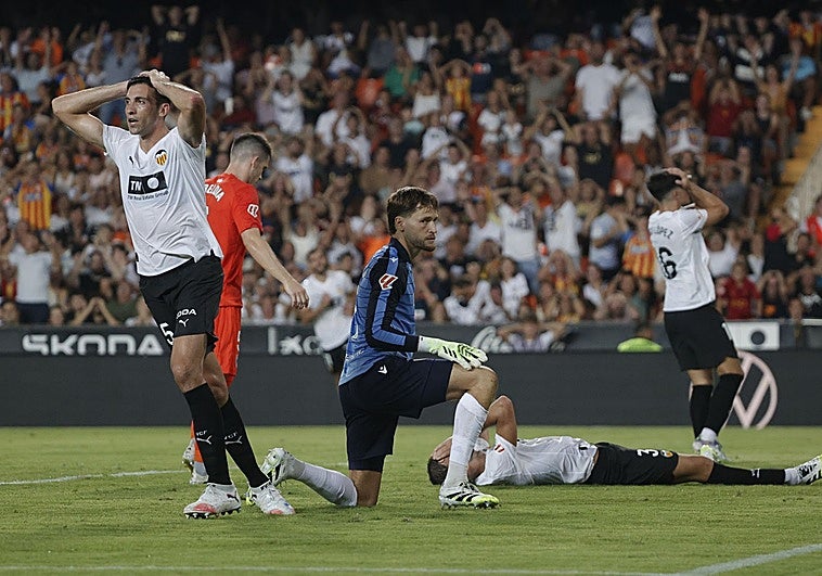 Los jugadores del Valencia se lamentan tras una ocasión fallada por Copete.
