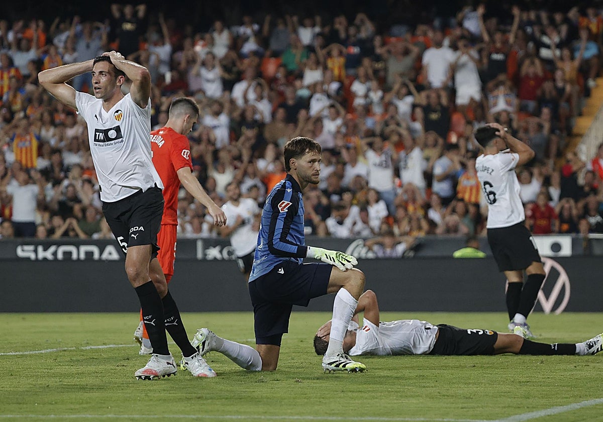 Los jugadores del Valencia lamentan una ocasión fallada contra la Real Sociedad.