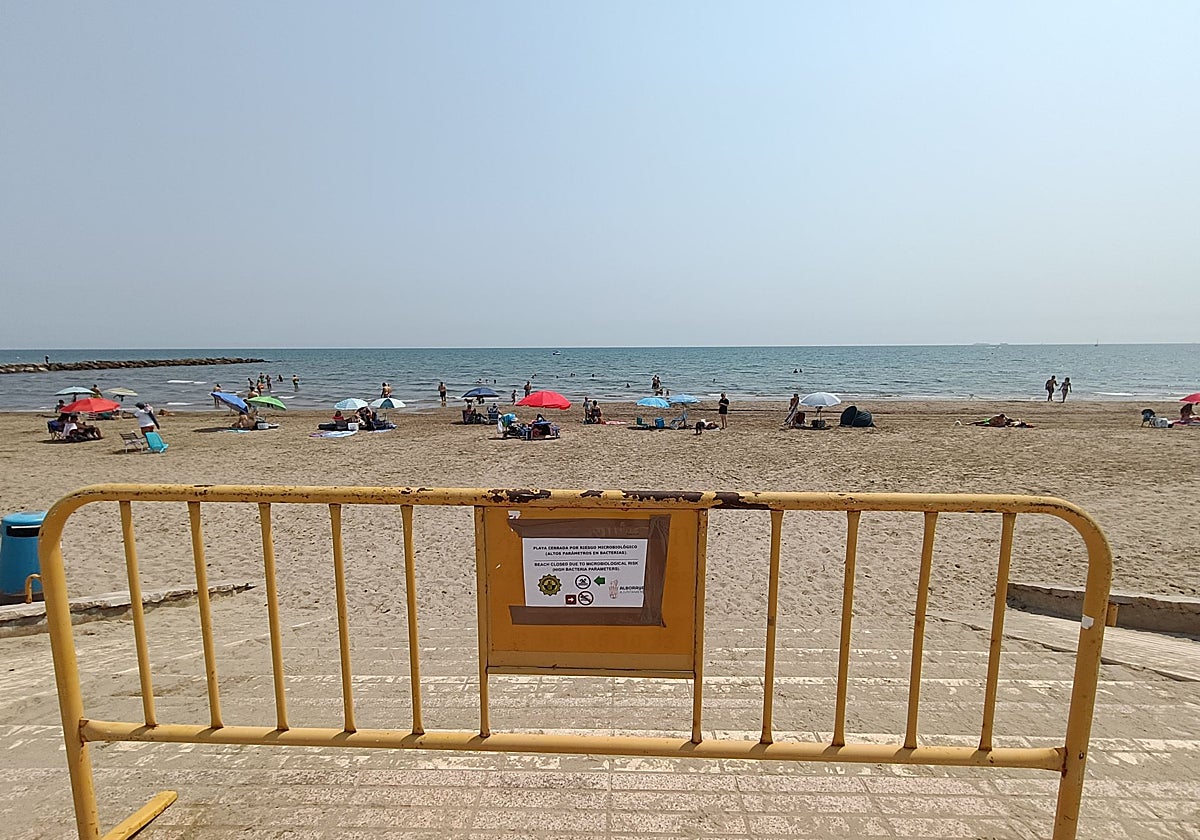 Los bañistas utilizan la playa de Port Saplaya pese a su cierre.