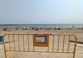 Los bañistas utilizan la playa de Port Saplaya pese a su cierre.