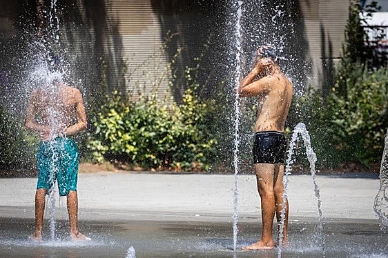 Personas se refrescan en Valencia ante el intenso calor.