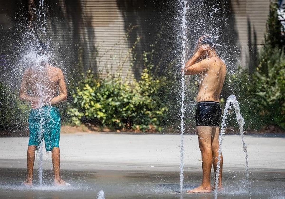 Personas se refrescan en Valencia ante el intenso calor.