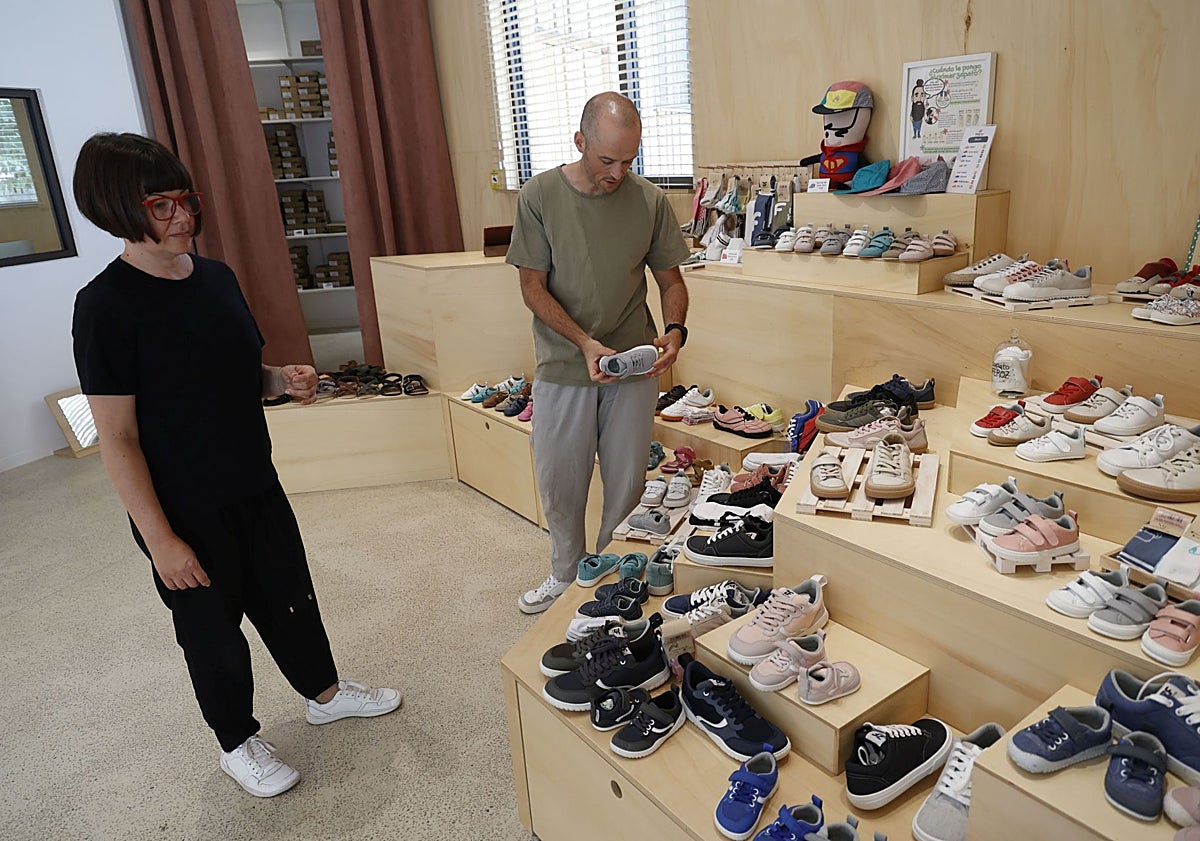 Imagen principal - Zapato Feroz: las pisadas &#039;barefoot&#039; valencianas que valen 11 millones