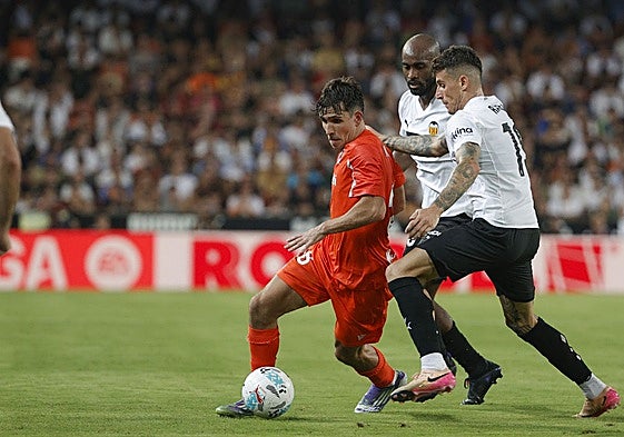 Dani Raba encima a Pablo Marín durante el debut liguero en Mestalla.