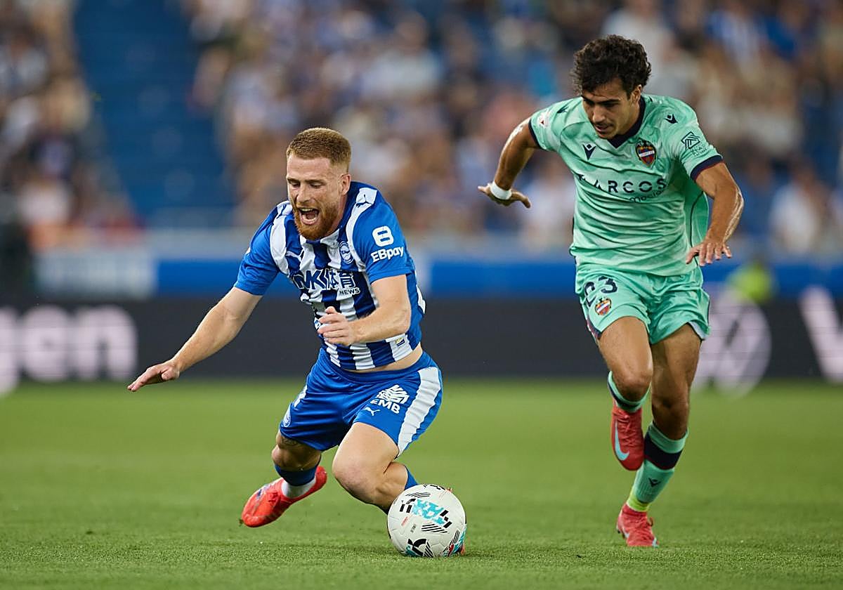 Manu Sánchez, ante Carlos Vicente.