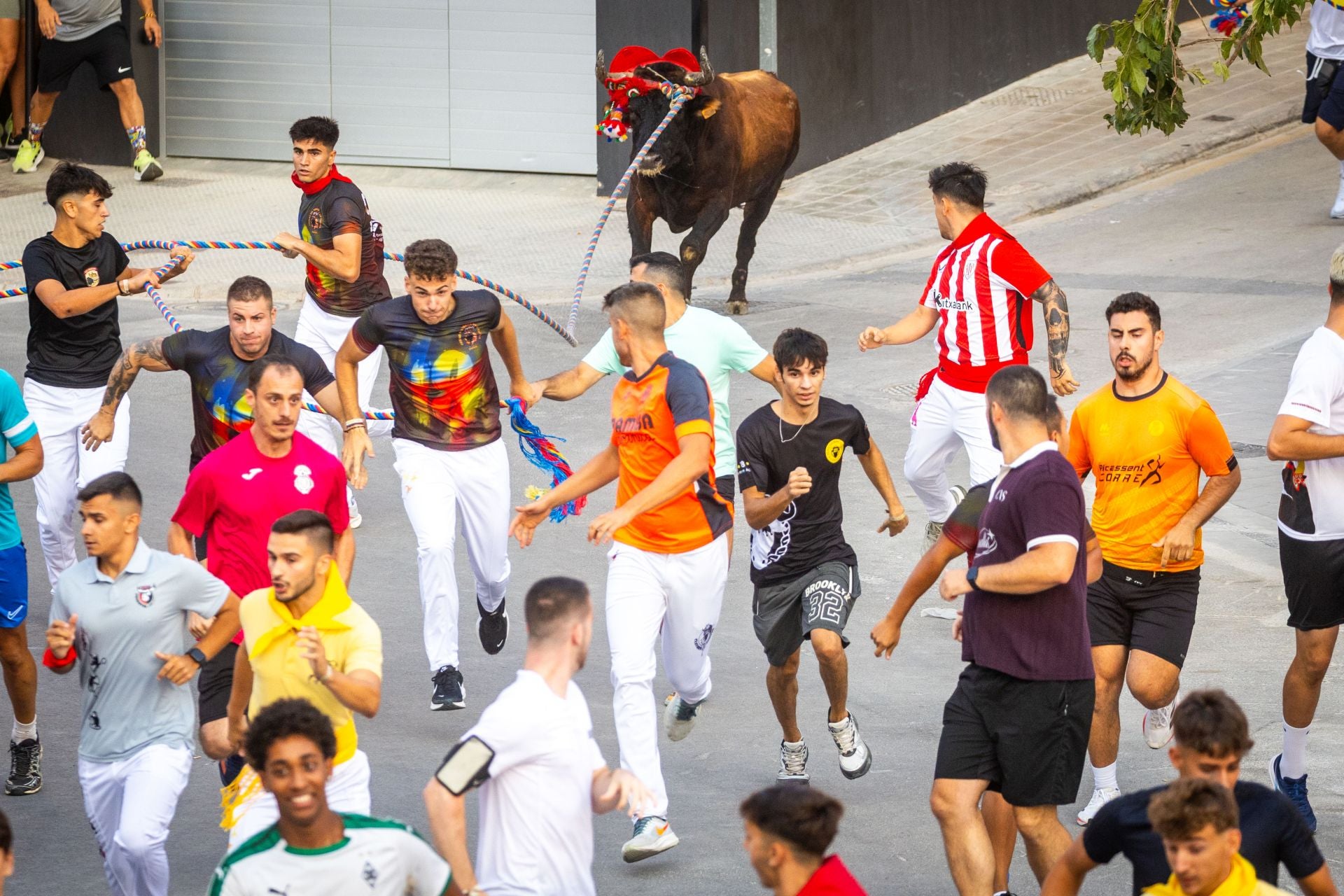 El Torico ya corre por las calles de Chiva como bálsamo contra la dana