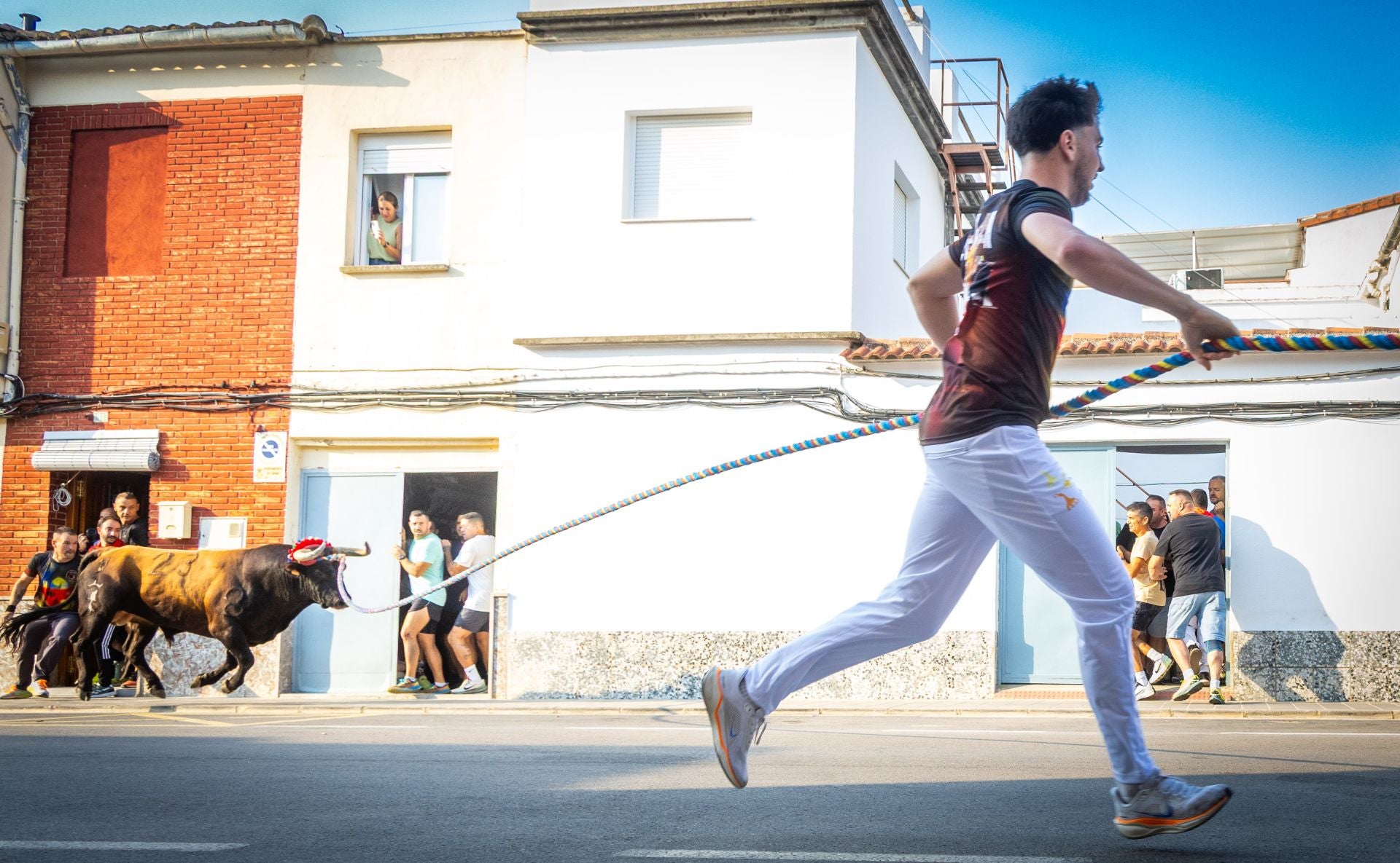 El Torico ya corre por las calles de Chiva como bálsamo contra la dana