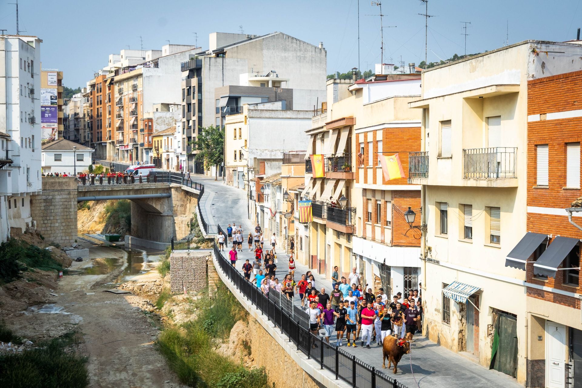 El Torico ya corre por las calles de Chiva como bálsamo contra la dana