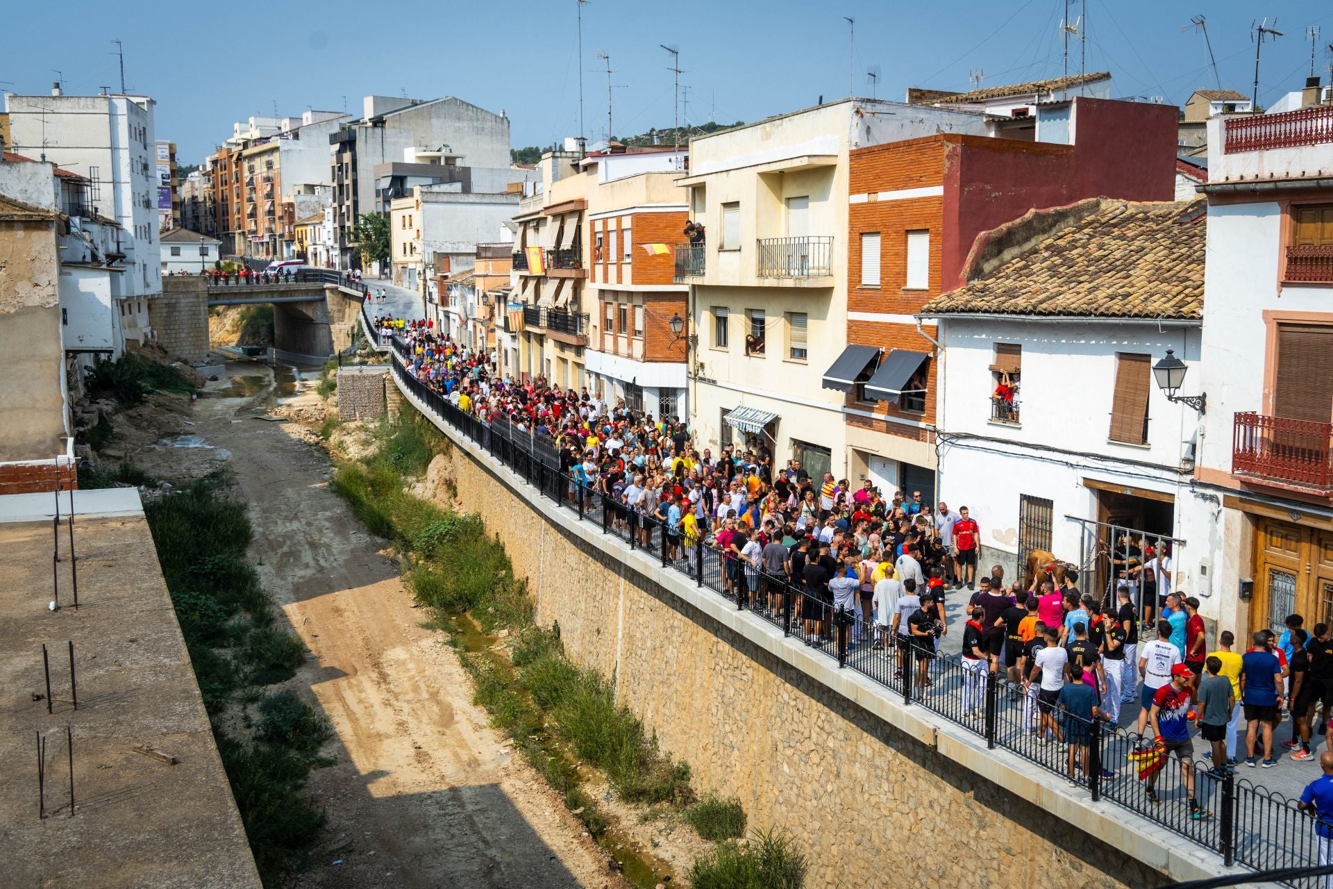 El Torico ya corre por las calles de Chiva como bálsamo contra la dana