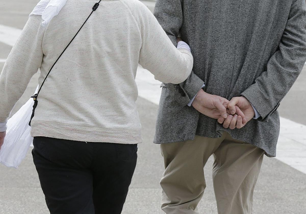 Dos jubilados caminan por la calle.