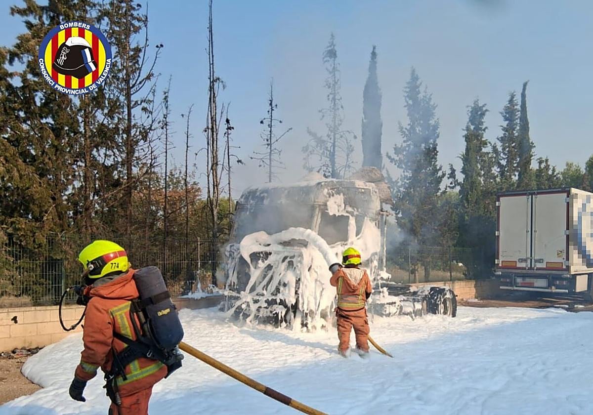 Bomberos trabajando para evitar el fuego.