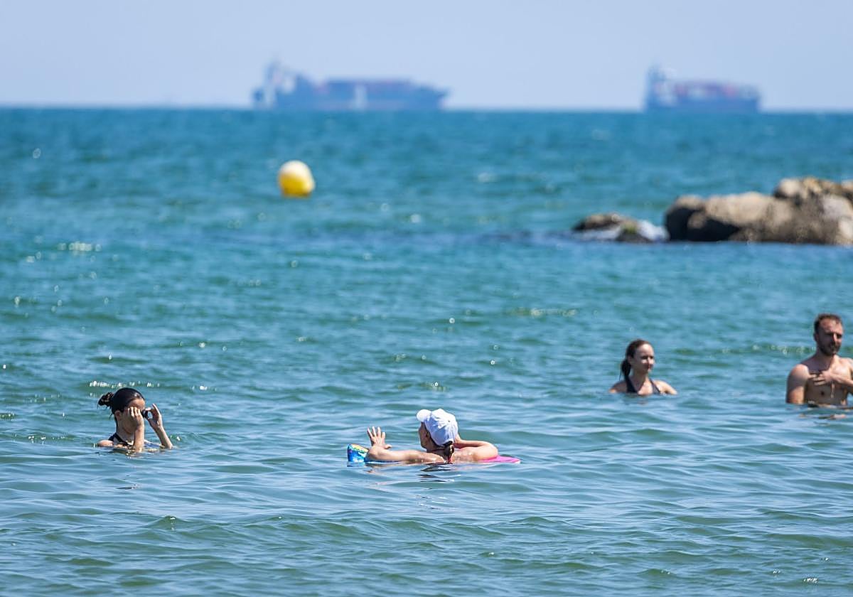 Bañistas en una playa de Valencia.