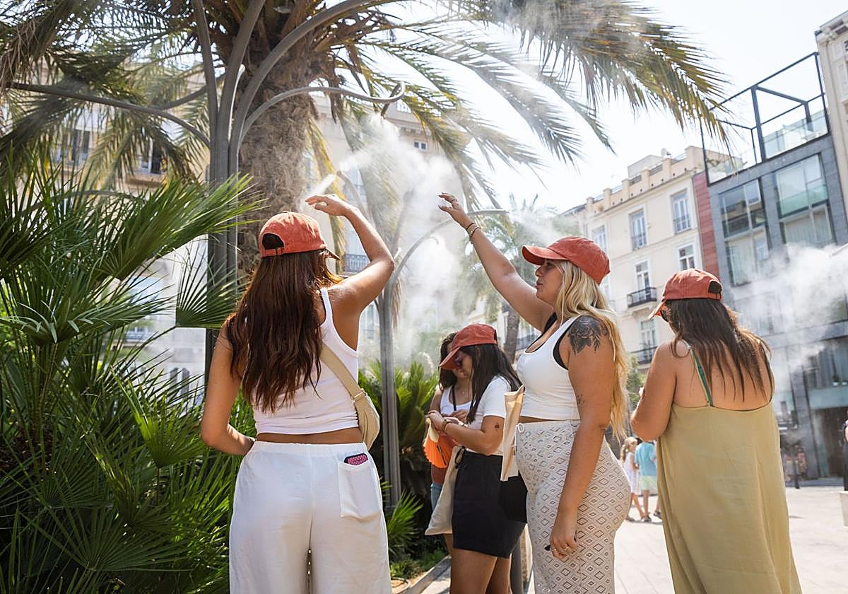 Varias personas se refugian del calor.