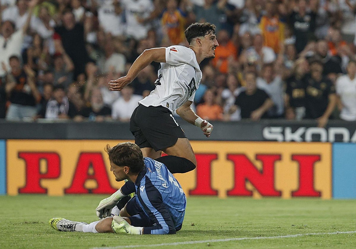 Diego López celebra el gol del Valencia ante la Real Sociedad.
