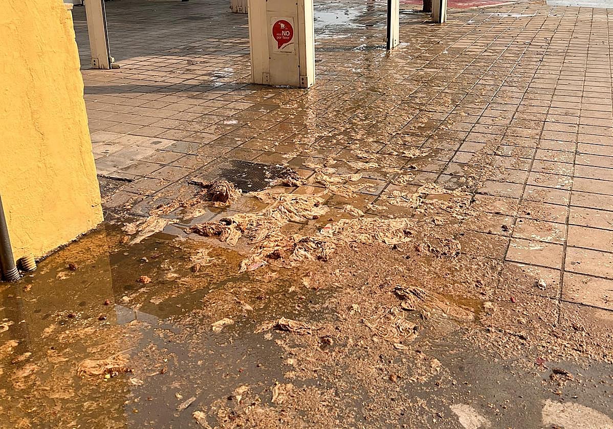 Toallitas y agua sucia en la calle.