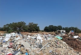Escombros en el campo de tiro de Catarroja.