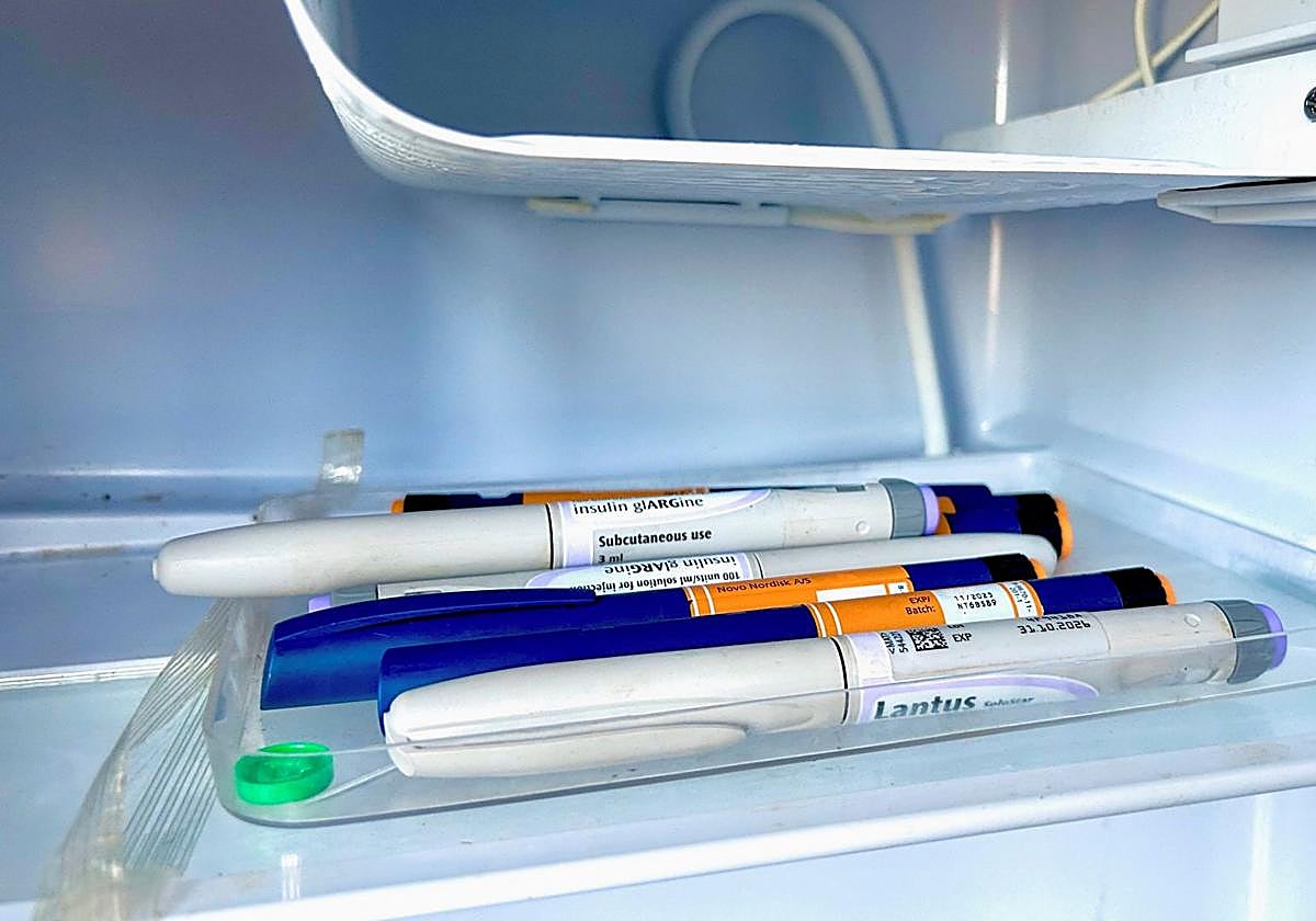 Insulina guardada en una bandeja