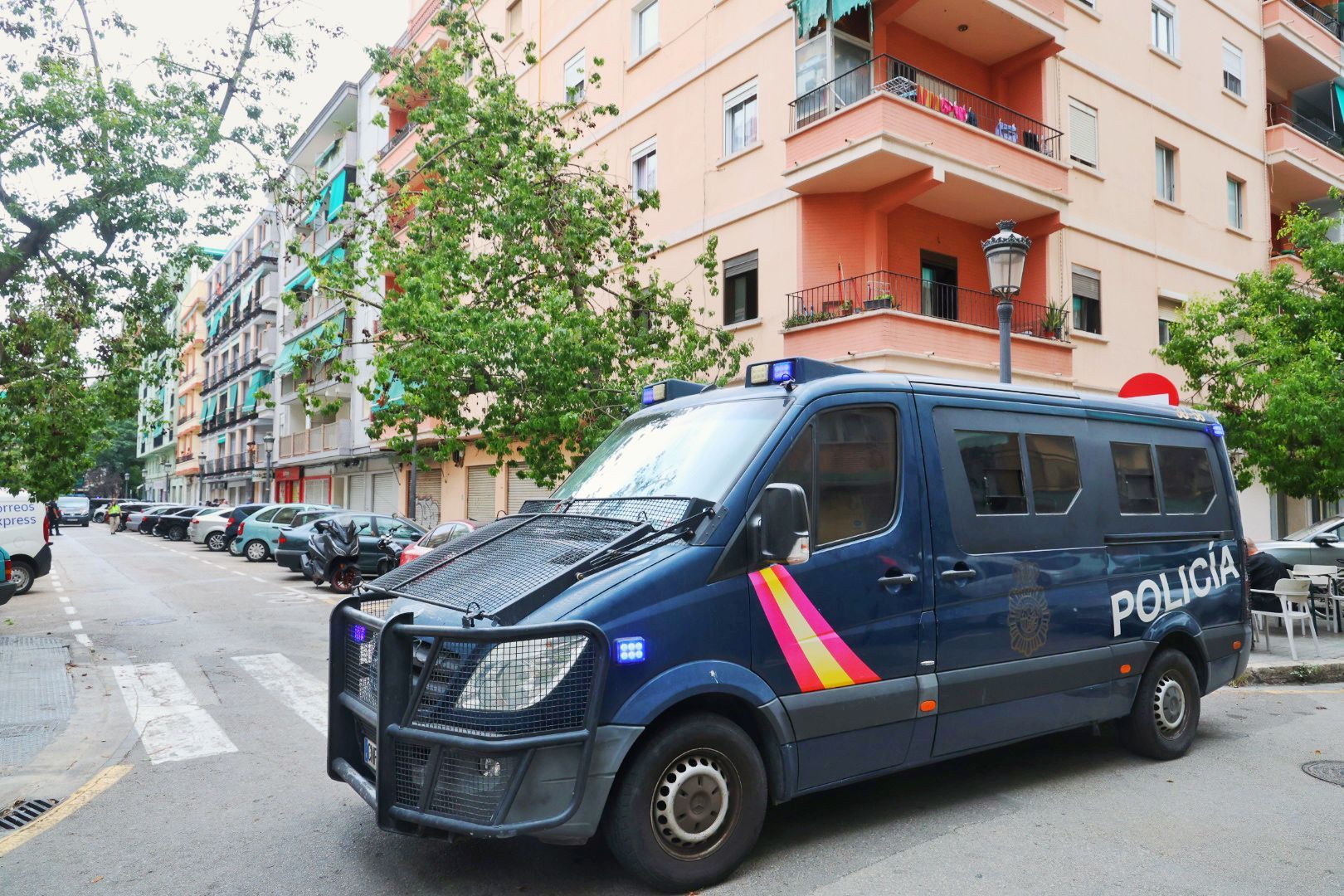 FOTOS | Dos policías abaten a tiros a un hombre que intentó agredirlos con un cuchillo en Valencia