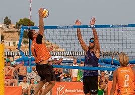 Dos parejas de voleibolistas en disputa de un punto.