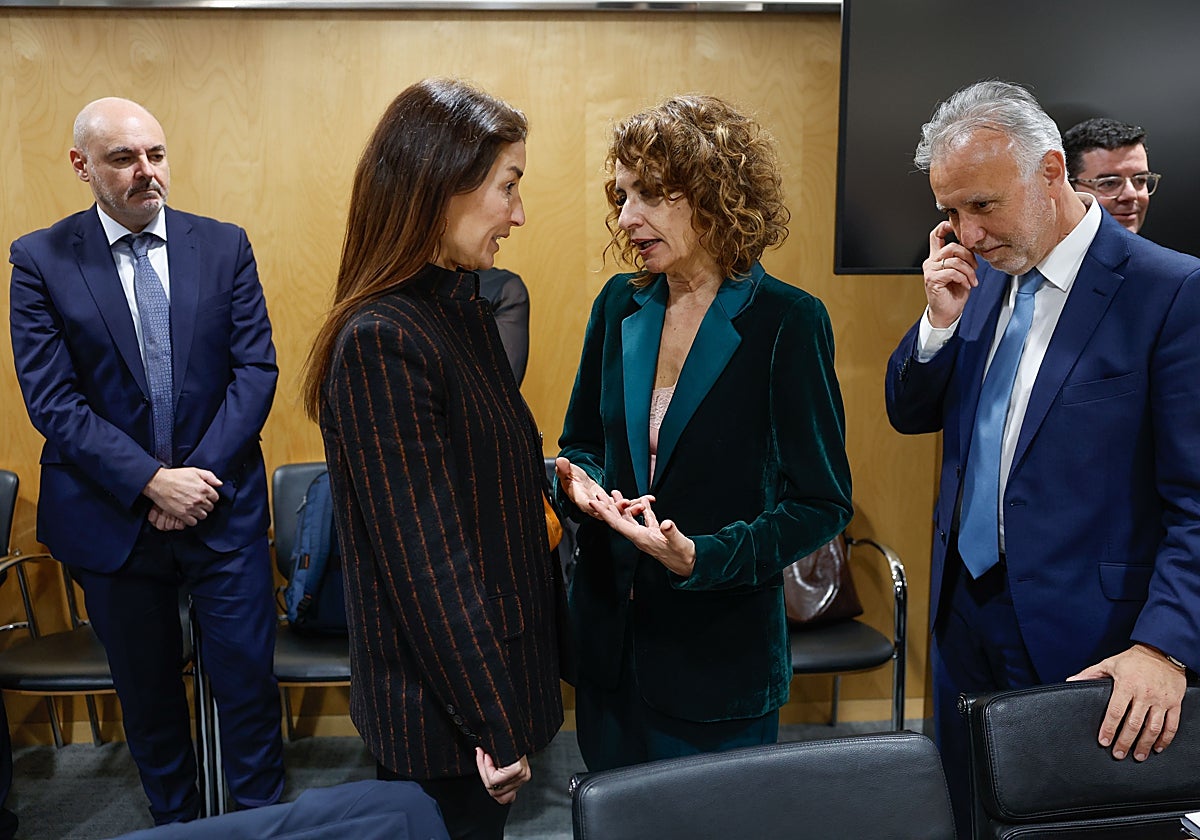 Ruth Merino charla con María Jesús Montero antes del CPFF de febrero.