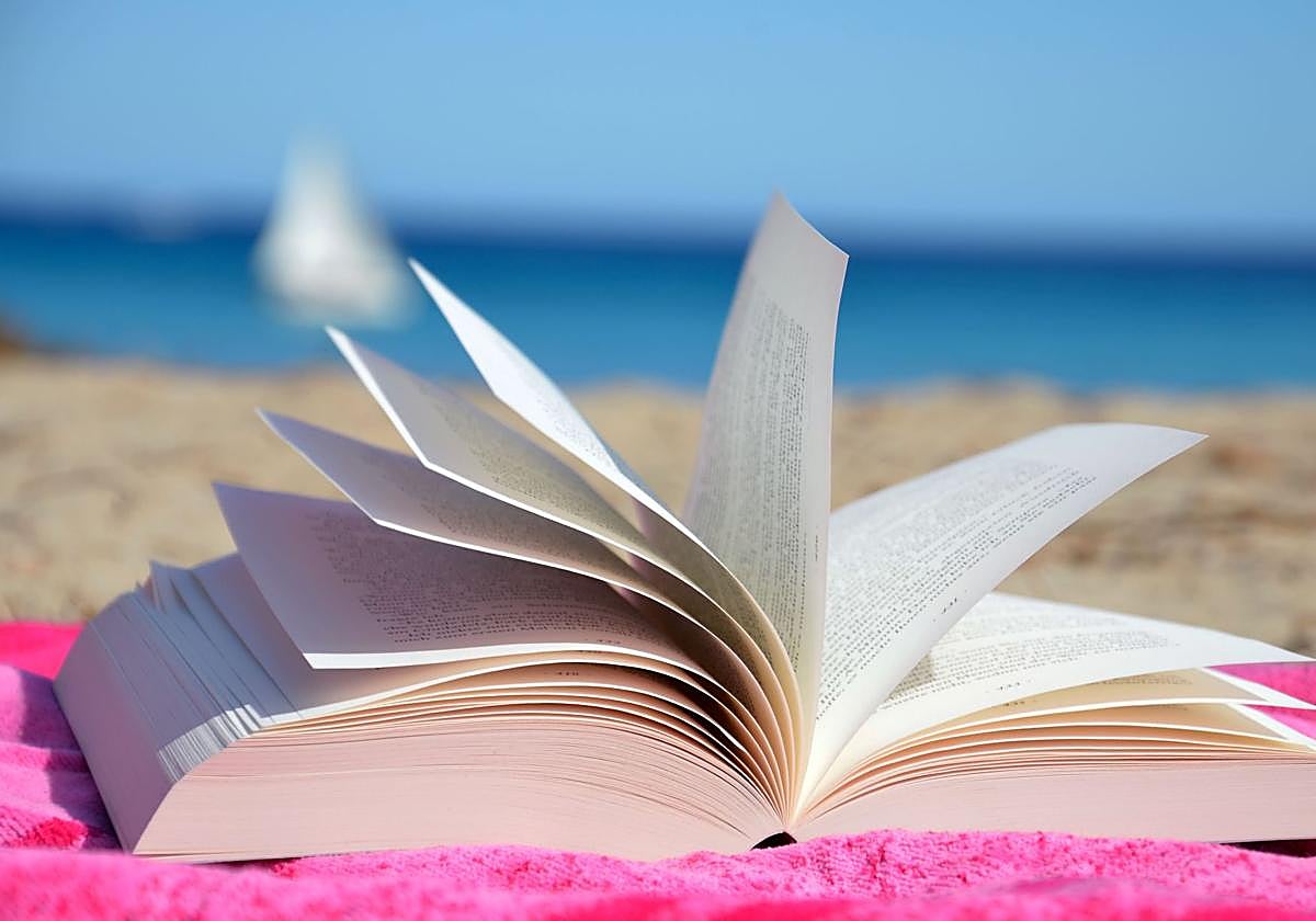 Un libro en la playa, en imagen de archivo.