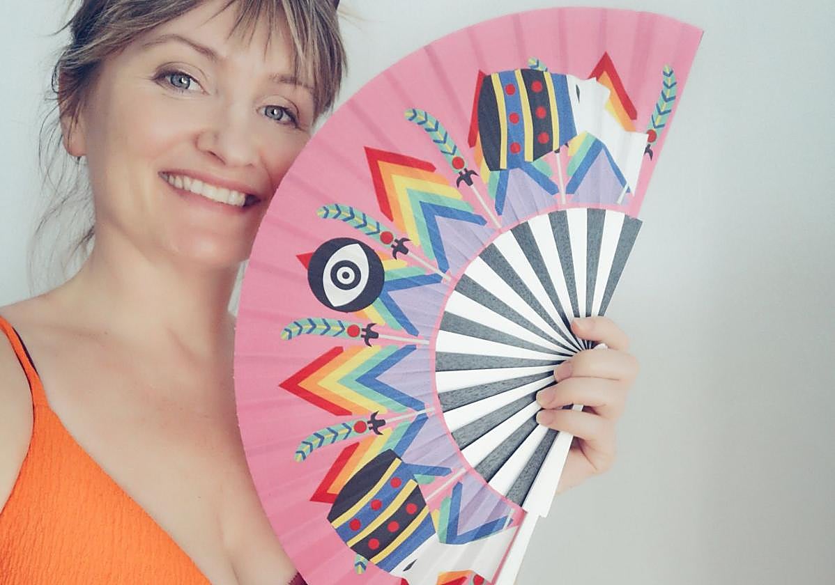 La londinense Victoria Speyer, con uno de sus diseños.