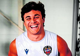 Carlos Álvarez, en el gimnasio de la Ciudad Deportiva del Levante, en Buñol.