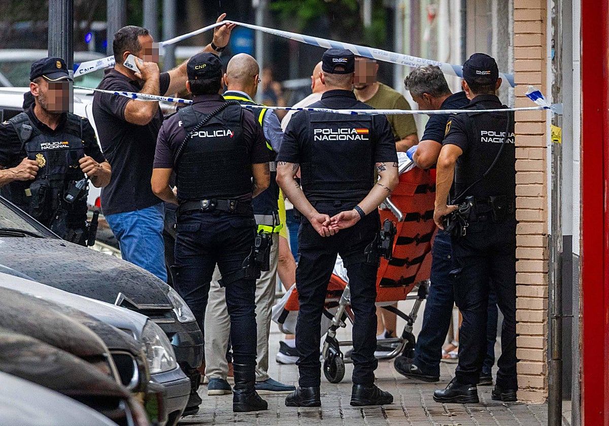 Un grupo de policías junto al cadáver del hombre abatido a tiros.