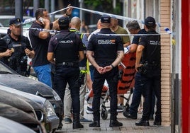 Un grupo de policías junto al cadáver del hombre abatido a tiros.
