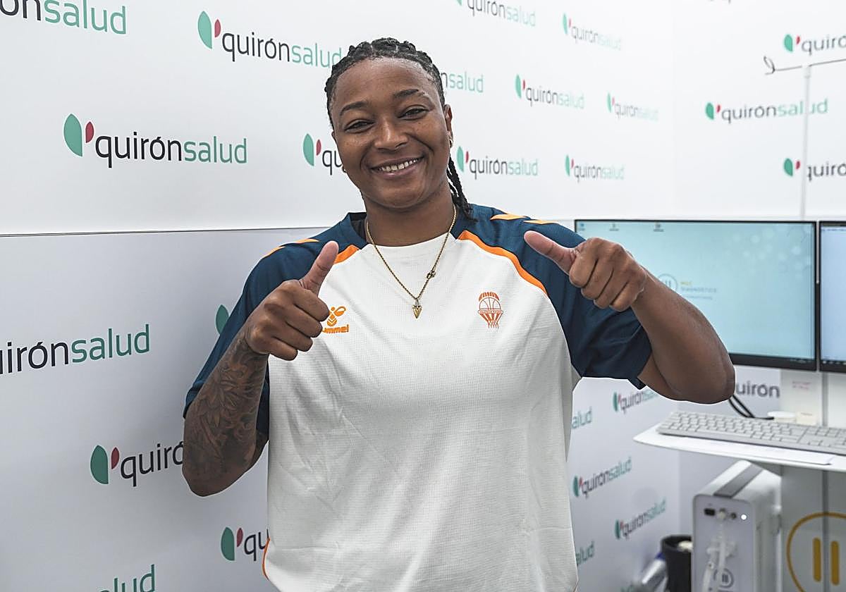 Tanaya Atkinson, posando en la revisión médica.