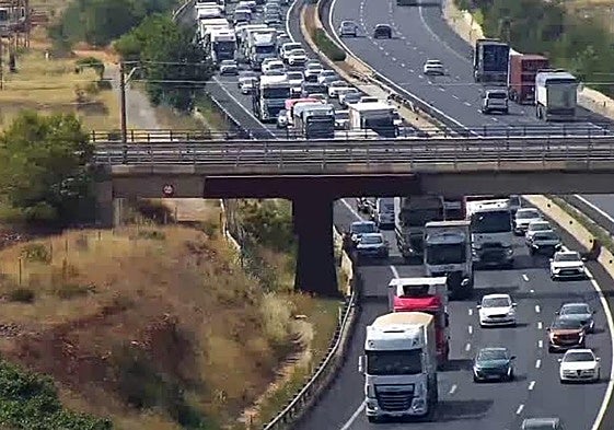 Doce kilómetros de atascos en la A-7 por un accidente en Bétera