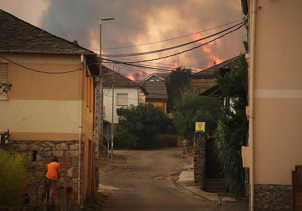 Vista del incendio forestal que ha afectado a Las Médulas, en León.