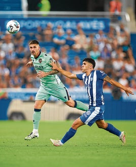 Dela despeja un balón durante el partido contra el Alavés.