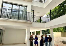 Camarero, durante la visita a la residencia.