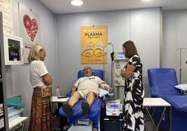 Asunción Marín en su visita a los donantes de sangre en el Centro de Transfusiones de Valencia.