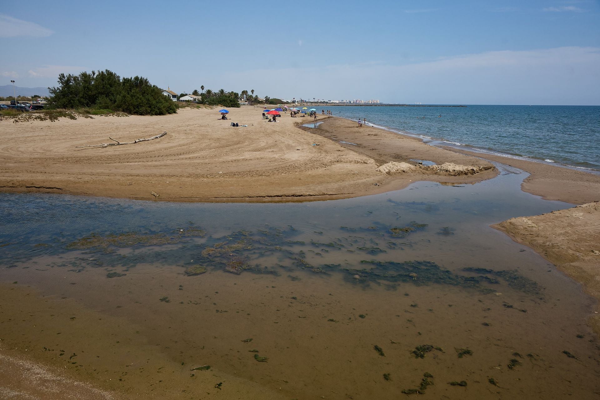Port Saplaya, la playa contaminada y limpia al mismo tiempo