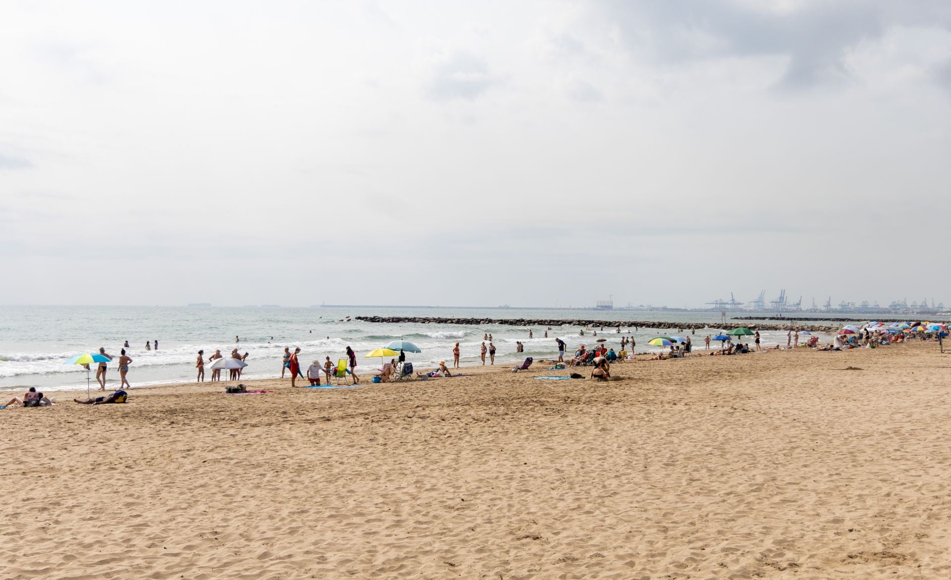 Port Saplaya, la playa contaminada y limpia al mismo tiempo