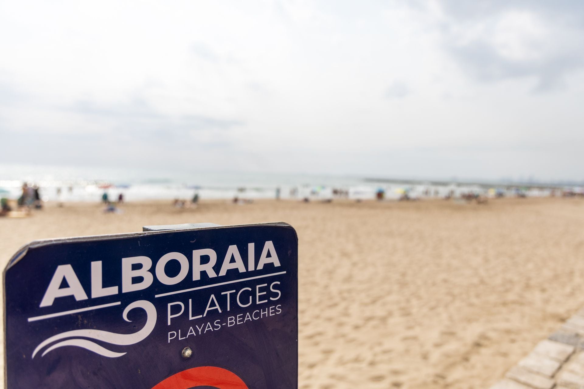 Port Saplaya, la playa contaminada y limpia al mismo tiempo